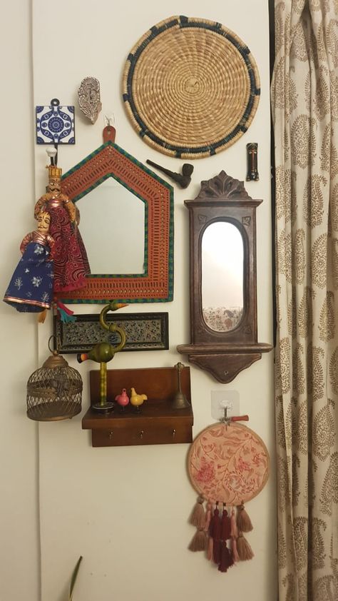 Pakistan Home Decor, Wall Decor Ideas Indian, Ethnic Home Decor Indian Interior Design, College Interior, Daily Embroidery, Indian Inspired Decor, Indian Interior Design, Bedroom Wall Decor Ideas, Hostel Room