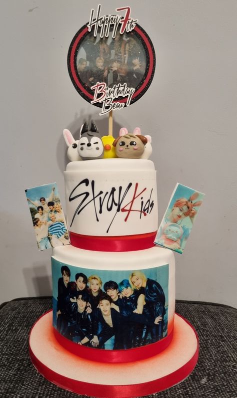 K Pop Cake Ideas, Kpop Themed Cake, Skzoo Birthday Cake, Kpop 18th Birthday Cake, Kpop Themed Birthday Cake, Skz Cake Design, Straykids Cake Birthday Ideas, Straykids Birthday Cake, Kpop Cake Design