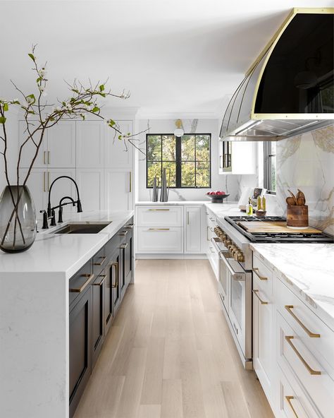 White Classic Kitchen, Kitchen Palette, Black And White Cabinets, Black Island, Classic Kitchen, Coastal Kitchen, Classic Kitchens, Black Cabinets, White Cabinets