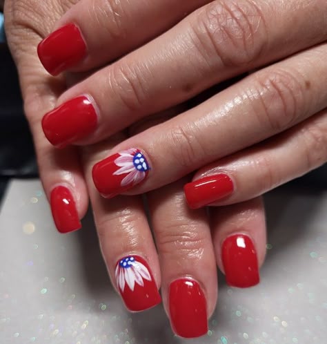 Simple Red White Blue Nails, 4th Of July Nails Flowers, Red And Navy Nails, July Toe Nails, July 4th Gel Nails, Simple July 4th Nails, Red White And Blue Nail Designs, Labor Day Nail Designs, Red White And Blue Flower Nails