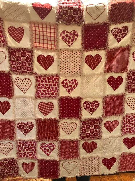 Valentines Quilt, Heart Quilts, Puff Quilt, Tiktok Famous, Heart Quilt Pattern, Rag Quilts, Valentines Crafts, Cute Quilts, Quilt Projects