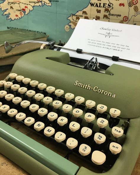 Type Writer Aesthetic Vintage, Vintage Typewriter Aesthetic, Writer Core, Caitlyn Core, Aesthetic Typewriter, Typewriter Aesthetic, Writers Aesthetic, Type Writers, Dream Reception