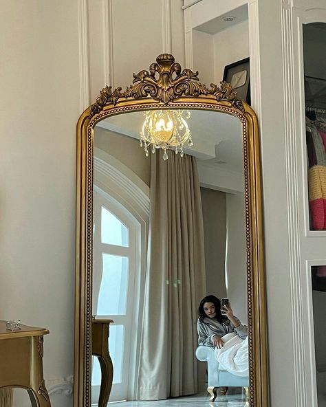 Store Display Design, Mirror Bedroom Decor, Royal Bedroom, Fancy Bedroom, Classy Rooms, Parisian Decor, Coastal Room, Parisian Apartment, Living Room Design Decor