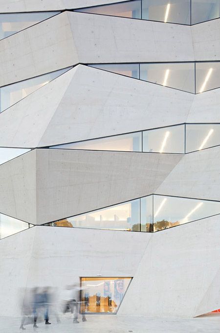 I'm not sure about this building as a whole, but I do like the facade of Vodafone's HQ Angular Architecture, Portuguese Architecture, Facade Ideas, Concrete Facade, Commercial Building, Beautiful Windows, Building Facade, Architecture Exterior, Facade Architecture