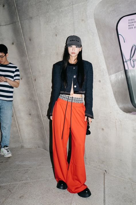 Seoul’s Best Street Style Photos From The Spring/Summer 2025 Shows | British Vogue Seoul Street Style, Seoul Fashion Week Street Style, Seoul Street, Summer 2025, Street Style Photos, Seoul Fashion Week, Seoul Fashion, Korean Street, Best Street Style