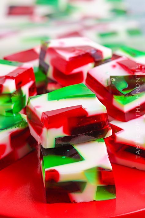 Christmas Jello Recipes, Broken Glass Jello Recipe, Glass Jello Recipe, Thanksgiving Jello, Broken Glass Jello, Jello Candy, Glass Jello, Jello Deserts, Jello Cake Recipes