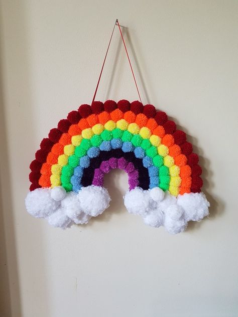 Pom Pom Wall Hanging Diy, Pompom Wall Decor, Wollen Crafts Ideas, Pompom Crafts Ideas, Fun Diys For Teenagers, Pompon Crafts, Pompom Rainbow, Pom Pom Activities, Pom Pom Wall Art