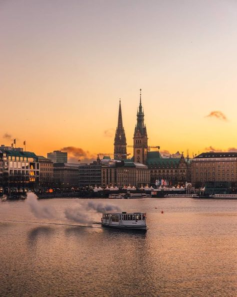 📍Hamburg, Inner Lake Alster ,Germany ❤ 📷:@babilongrafie (IG) 👉https://www.instagram.com/babilongrafie/?hl=en . Hamburg Aesthetic, Cities Aesthetic, European Cities, Vision Board Affirmations, Dream Trip, Hamburg Germany, Future Goals, Crescent City, City Aesthetic