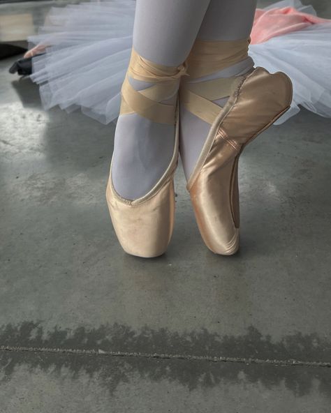 Pointe Shoes Aesthetic, Ballet Pointe, Ballet Pointe Shoes, Ballet Workout, Shoes Aesthetic, Ballet Inspiration, Ballerina Style, Ballet Core, Ballet School