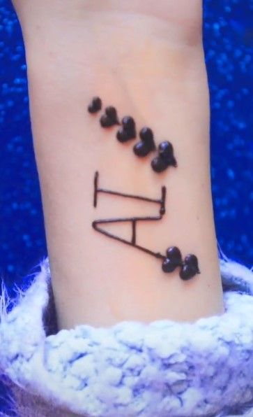 M Alphabet Mehndi Design, Mehendi Pic, Tattoo Written, Tikki Mehndi, Best Fb Profile Pic, Tattoo Design For Hand, Written Letters, Fb Profile Photo, Love Images With Name