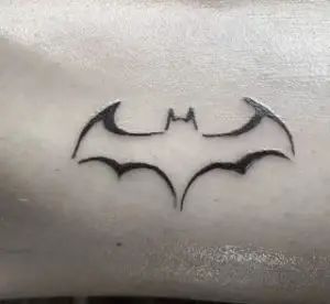 57 Interesting Logo Tattoo for Inspiration - Tattoo Twist Small Fake Tattoo Ideas, Twist Tattoo Ideas, Men Simple Tattoo Ideas, Easy Male Tattoos, Simple Batman Tattoo, Tattoo Ideas For Men Easy, Basic Tattoos Men, Easy Tattoos To Draw For Men, Tattoos To Draw On Yourself Easy