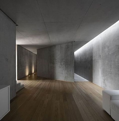 cocrete and wood. Deco Spa, Concrete Interiors, Architectural Lighting Design, Vintage Industrial Lighting, Beton Design, Concrete Architecture, Cove Lighting, Wooden Floors, Concrete House