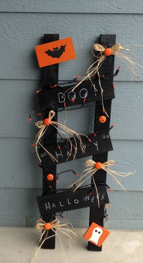 Ladder Ideas, Fun Diy Halloween Decorations, Table Halloween, Halloween Decor Diy, Halloween Wood Crafts, Homemade Halloween Decorations, Halloween Arts And Crafts, Diy Halloween Decor, Adornos Halloween