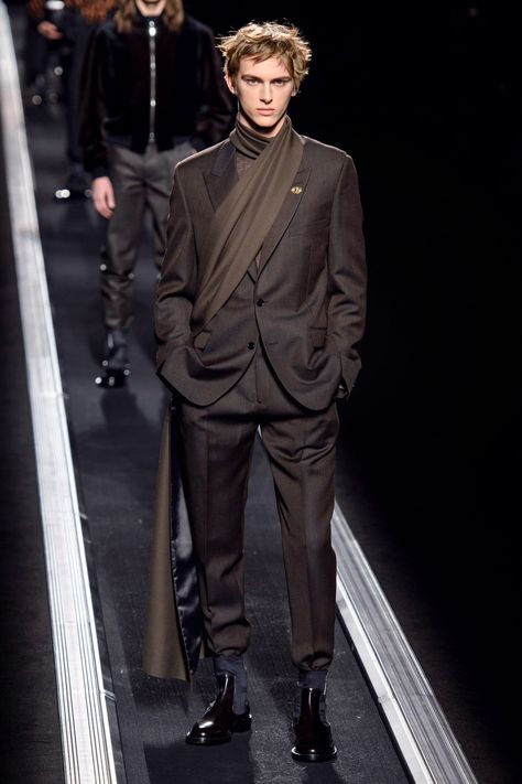 Dior Men Fall 2019 Menswear collection, runway looks, beauty, models, and reviews. High Fashion Men, Dior Men, Menswear Runway, Mens Fashion Photography, Couture Mode, Male Fashion Trends, Vogue Germany, Futuristic Fashion, Mens Winter Fashion