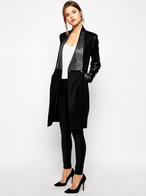 Shop this look on Lookastic: http://lookastic.com/women/looks/white-tank-black-coat-black-skinny-pants-black-pumps/8328 — White Tank — Black Coat — Black Snake Skinny Pants — Black Suede Pumps Ted Baker Coat, Casual Chique Stijl, Look Office, Knee Length Coat, Long Leather Coat, Casual Chique, Edgy Chic, Estilo Chic, Looks Black