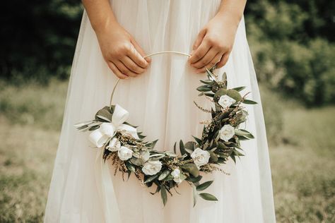 5 Fresh Takes On Bridal Bouquet Shapes - Eastern Floral Weddings Kelsey Pasma Photo Bridal Bouquet Shapes, Bouquet Shapes, Wedding Hoop, White And Pink Roses, Bridal Bouquet Fall, Romantic Bouquet, Flower Guide, Cascade Bouquet, Floral Hoops