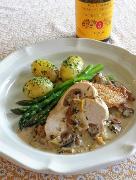 French Bistro Recipes, Coq Au Riesling, Bistro Food Ideas Dishes, Frenchy's Chicken, Chicken Fine Dining Plating, Bistro Food Ideas, Riesling Chicken, French Bistro Food, Sauteed Chicken Recipes