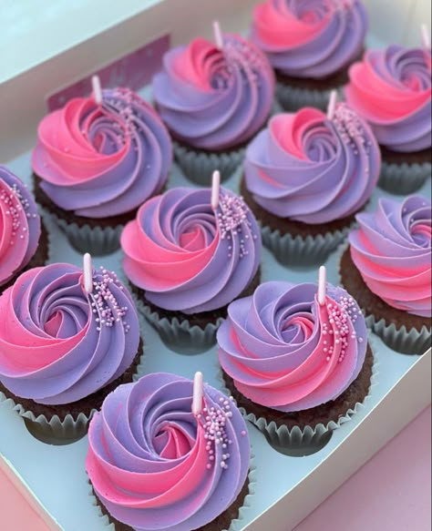 Pink And Purple Cake Pops, Cupcake Designs Aesthetic, Pink And Purple Cupcakes, Pink Birthday Cupcakes, Hot Pink Cupcakes, Barbie Cupcakes, Purple Cakes Birthday, Purple Cupcakes, Butter Cupcakes