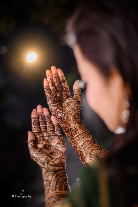 #Mehendi #spphotography Mehandi Photo Poses, Mehendi Shoot Poses, Mehndi Shoot Poses, Mahedi Photo Pose, Mehandhi Poses, Mehendi Bride Poses, Mehndi Picture Poses, Bride Mehandi Photography, Mehandi Poses Photography