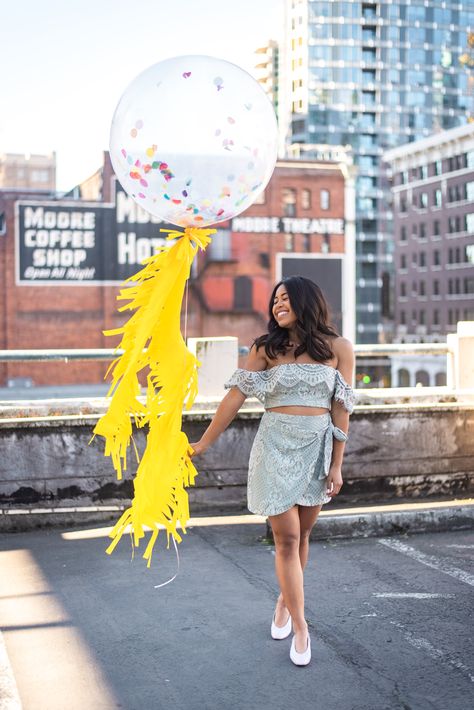 Picture Balloon Photoshoot Ideas Outdoor, Rooftop Birthday Photoshoot, Photography Props Ideas, Photo Prop Ideas, Rooftop Birthday, Posing Pictures, Interactive Installations, Balloons Bouquet, Props Ideas