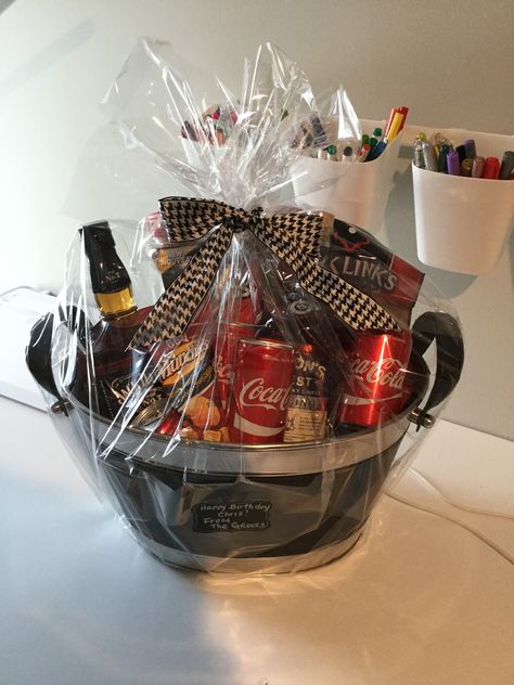 Whiskey Basket Ideas, Christmas Liquor Gift Ideas, Whiskey Gift Basket, Vodka Gift Baskets, Prize Baskets, Whiskey Gifts Basket, Liquor Gift Baskets, Raffle Ideas, Vodka Gifts