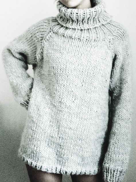 Make yourself a chunky knitted oversized sweater with this free knitting pattern. Free Chunky Knitting Patterns, Sweater Tutorial, Diy Sy, Cosy Blanket, Bulky Knit, Chunky Knitting Patterns, Chunky Knitting, Vogue Knitting, Sweater Knitting