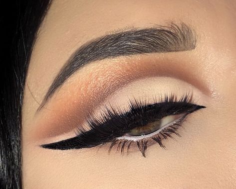 Brown & cream cut crease Smokey Cut Crease Eye Makeup, Easy Cut Crease Eyeshadow, Eyeshadow Looks Cut Crease, Nude Cut Crease Makeup, Cream Eyeshadow Looks, Natural Cut Crease Makeup, Brown Cut Crease Eyeshadow, Full Cut Crease Eye Makeup, Half Cut Crease Eye Makeup