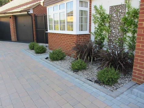 Driveway With Flower Bed, Driveway Planting Ideas Uk, Front Garden Driveway Ideas Uk, Front Garden Border Ideas Uk, Front Drive Ideas, Front Driveway Design, Kerb Appeal Uk Front Gardens, Kerb Appeal Uk, Small Driveway Ideas Uk