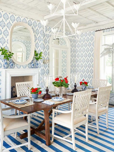 Blue and white dining room in Palm Beach house on Thou Swell #hometour #palmbeach #diningroom #coastaldecor Blue And White Dining Room, Beach Dining Room, Phoebe Howard, Beach Home Interiors, Beach House Tour, Blue And White Wallpaper, Beach Dining, Beach Inspiration, Glam Pad