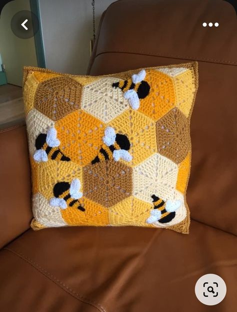 Crochet Bee Cushion, Crochet Bee Pillow, Bee Granny Square, Crochet Bee Blanket, Bee Blanket Crochet, Honeycomb Crochet, Bee Crochet Pattern, Crochet Cushion Covers, Art Au Crochet