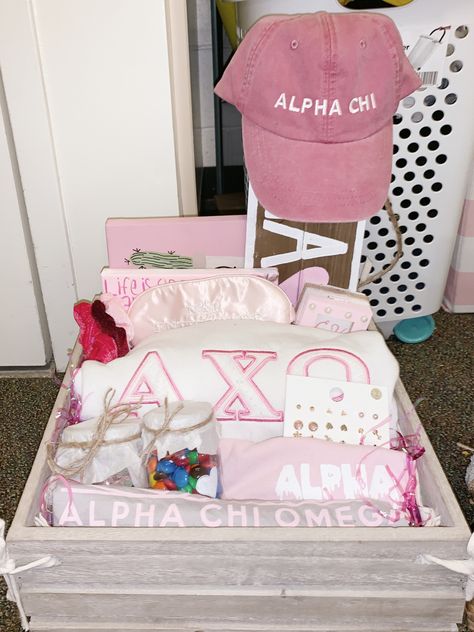 Sorority Box Ideas, Big Little Baskets Pink, Kappa Delta Big Little Basket, Pink Big Little Basket, Sorority Crate Ideas, Big Baskets Sorority, Big Little Sorority Baskets, Chi Omega Big Little Basket, Little Sorority Baskets