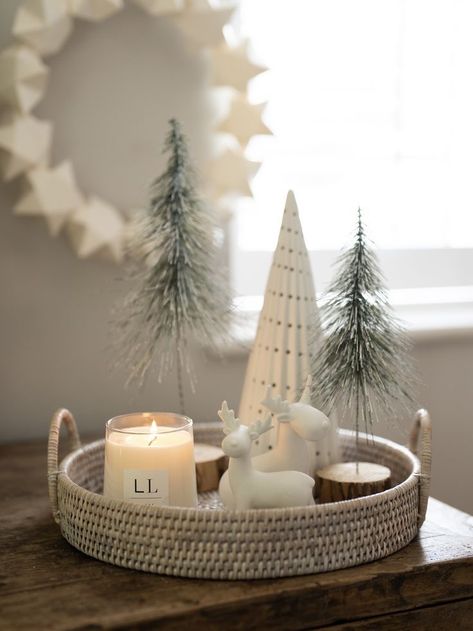 Christmasdecor Holiday Decorating, Christmas Round Tray Decor, Christmas Bedside Table Decor, Round Table Decor Christmas, Christmas Decor Ideas For Table Top, Christmas Tray Styling, Christmas Decor Side Table, Round Table Christmas Decorations, Console Table Christmas Decor Ideas