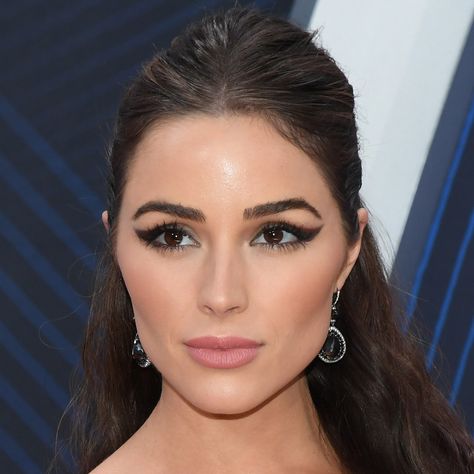 Olivia Culpo Makeup, Kemp Earrings, Easy Professional Hairstyles, Red Carpet Beauty, Celebrity Makeup Looks, Eyeliner Tattoo, Beauty Background, Cma Awards, Glamorous Hair