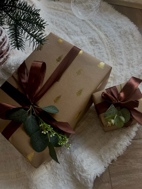 Aesthetic brown Christmas present wrapping holiday decor brown velvet Yule Gift Wrapping, Dark Brown Wrapping Paper, Christmas Brown Paper Wrapping Ideas, Brown Paper Presents, Gifts Under Tree Aesthetic, Aesthetic Brown Christmas, Aesthetic Christmas Wrapping Ideas, Wrapped Presents Aesthetic, Aesthetic Wrapped Gifts