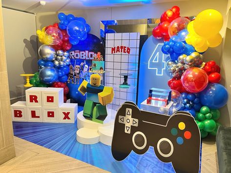 Todos nuestros set son 100% personalizados Cotiza tu evento con nosotros y vive una experiencia inolvidable 🥳 # Roblox #cumpleañosinfantil #tematicas #personalizados #candybar #candybarideas #arreglosconglobos Little Boy Birthday Party Ideas, Roblox Theme Party, Roblox Party Ideas, Roblox Birthday Party Ideas, Candy Bar Decoracion, Roblox Birthday Party, Roblox Birthday Cake, Roblox Party, Deco Ballon