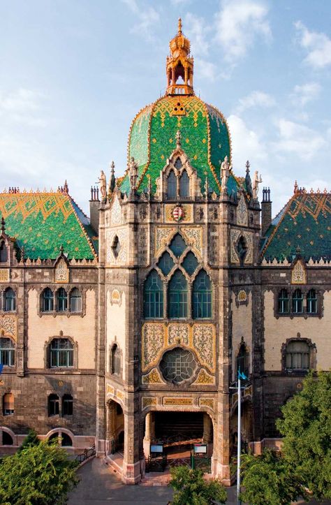 There are certainly more famous thermal waters in Budapest—the luxe Gellért and Széchenyi, for instance—but Rudas is a marvel in its own right. Art Nouveau Arquitectura, Architecture Art Nouveau, Magic Places, Budapest Travel, Art Nouveau Architecture, Applied Arts, Budapest Hungary, Old Building, Beautiful Buildings