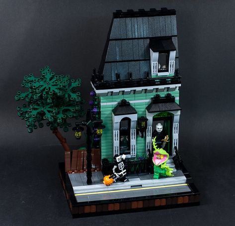 Trick or ARGHHHH!!!! (1 von 6) | Feanor-001 | Flickr Lego Haunted House, Halloween Diorama, Lego Organization, Lego Halloween, Lego Diy, Amazing Lego Creations, Lego Architecture, Lego Projects, Everything Is Awesome