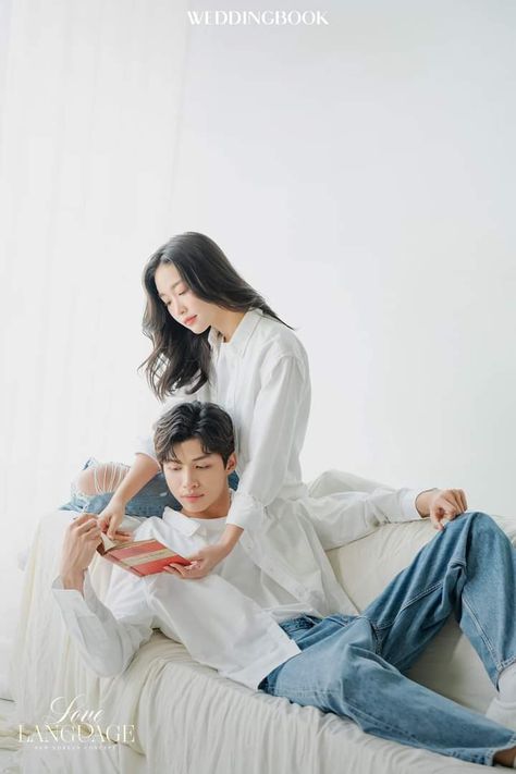 Casual Prewedding Indoor, Sofa Poses, Moodboard Couple, Prewed Casual, Prewed Indoor, Prewed Concept, Casual Prewedding, Prenup Outfit, Prenup Shoot