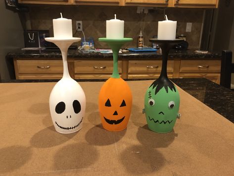 Wine Glass Candle Holder Christmas, Wine Glass Halloween Crafts, Diy Halloween Wine Glasses, Dollar Tree Wine Glass Crafts, Fall Wine Glasses Diy, Halloween Wine Glasses Diy, Wine Glass Decorations, Fall Wine Glasses, Halloween Wine Glasses