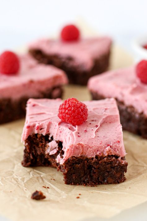 Brownies Decoration Ideas, Brownie Decoration, Iron Chef Recipes, Ganache Brownies, Gourmet Brownies, Decorated Brownies, Tart Raspberry, Raspberry Ganache, Raspberry Brownies