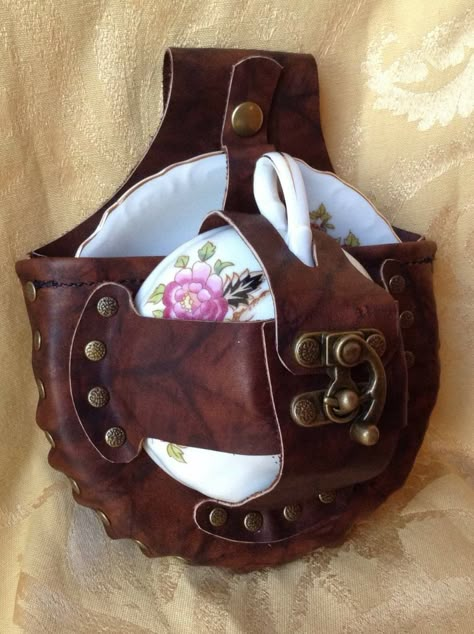 Tea Cup Holster, Steampunk Leather, Steampunk Crafts, Steampunk Ideas, Diy Vetement, Steampunk Diy, Steampunk Cosplay, Steampunk Accessories, Diy Costume