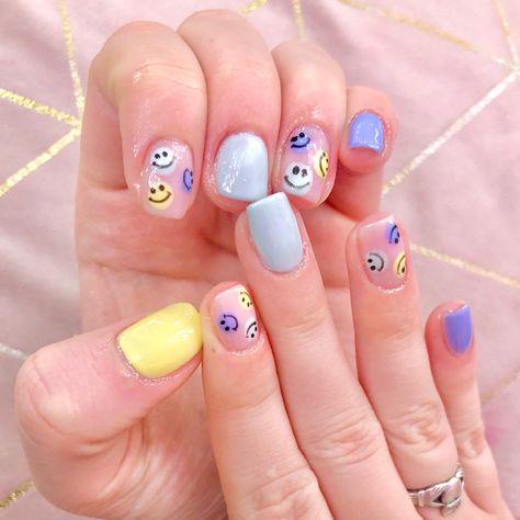 Cute Nail Designs Smiley Face, Short Smiley Face Nails, Cute Short Nails Smiley Face, Pastel Smiley Face Nails, Smile Face Nails, Smiley Nail Art, Gel Nails Smiley Face, Happy Face Nails, Cute Summer Nails Smiley Face