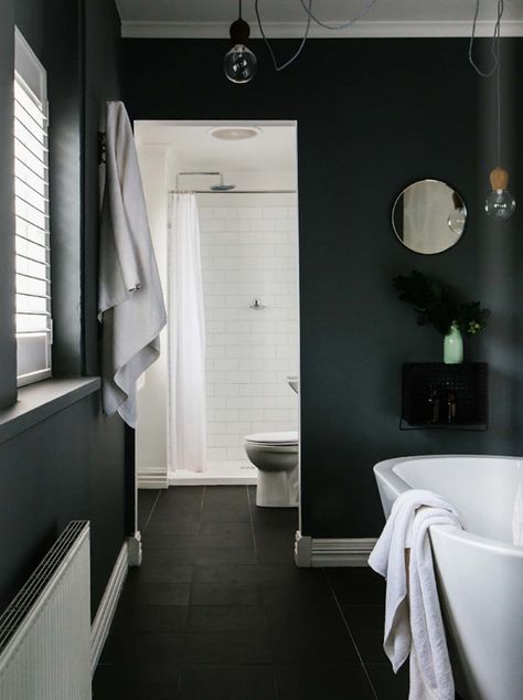 Black interiors inspiration by Hotze Eisma via @Est Magazine Small Dark Bathroom, Dark Bathroom Ideas, Diy Home Decor For Apartments, Small Bathroom Colors, Dark Bathrooms, Lighting Layout, Best Bathroom Designs, Bathroom Color Schemes, Bathroom Color