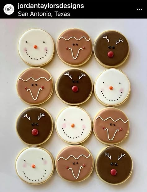 Circle Gingerbread Cookies Decorated, Round Gingerbread Cookies Decorated, Round Santa Cookies, Royal Icing Cookies Designs Circle, Round Cookie Designs, Simple Christmas Sugar Cookies, Christmas Cake Pucks, Round Sugar Cookies Decorated, Circle Christmas Cookies Decorated