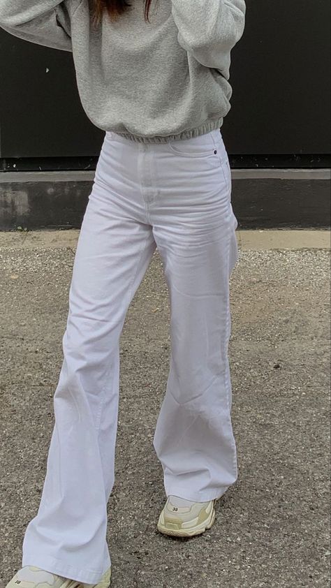 White Bootcut Jeans Outfit, Flare Jeans Outfit Casual, White Flare Jeans Outfit, White Flare Jeans, Bootcut Jeans Outfit, White Bootcut Jeans, Flare Jeans Outfit, White Flared Jeans, White Pants Outfit