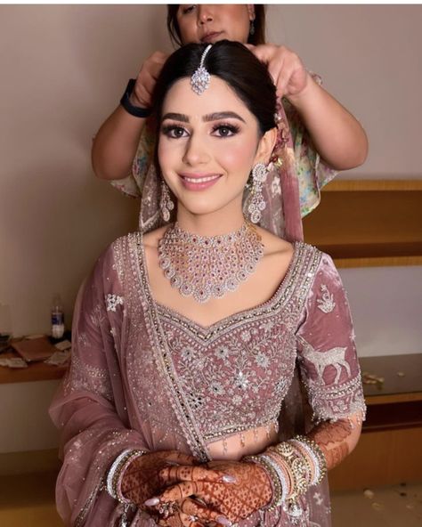 Lavender Colour Lehenga For Bride, Light Pink Lehenga Makeup Look, Mauve Bridal Lehenga, Green Lehenga Makeup Look, Walima Outfit, Shadi Outfits, Beautiful Lehengas, Wedding Lengha, Pakistani Bridal Lehenga