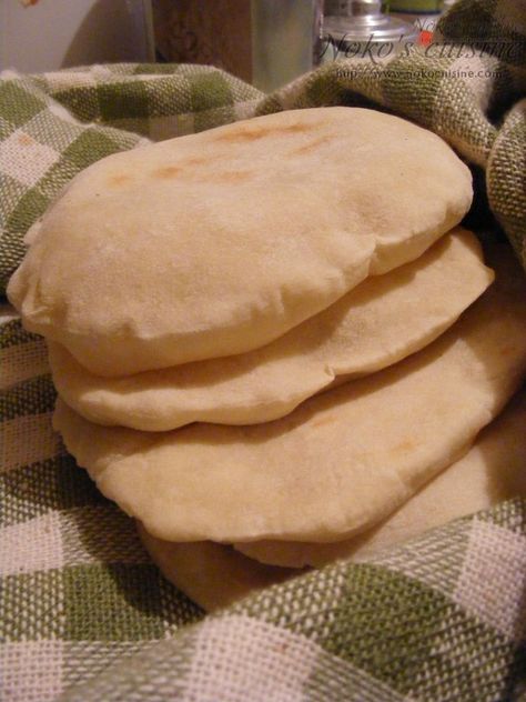 Authentic Lebanese Pita Bread Lebanese Recipes Authentic, Pickles Tomatoes, Pocket Bread, Lebanese Bread, Arabisk Mad, Lebanon Food, Cheese Pickles, Easy Ethnic Recipes, Middle Eastern Cuisine