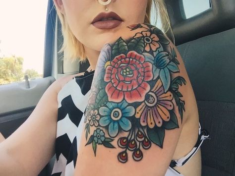 Shoulder Cap Tattoo, Flower Shoulder Tattoo, Forever Tattoo, Floral Tattoo Shoulder, Traditional Tattoo Flowers, Floral Tattoo Sleeve, Pin Up Tattoos, Shoulder Tattoos For Women, Tattoo Parlors