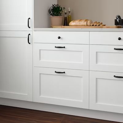 White Ikea Kitchen, Sleek Cabinet, White Shaker Kitchen, Ikea Kitchen Cabinets, Kitchen Planner, Shaker Kitchen Cabinets, Ikea Cabinets, Kitchen Cabinet Doors, Beige Walls