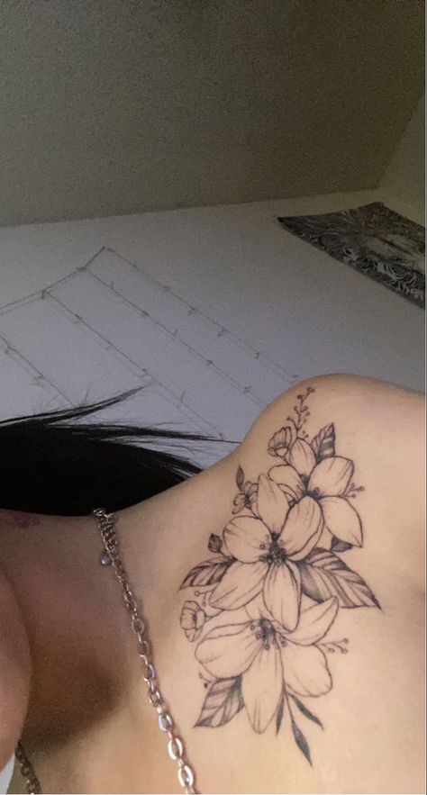 Shoulder tattoo flowers pretty aesthetic simple rose Shoulder Tattoo For Black Woman, Aesthetic Shoulder Tattoo, Collar Bone Tattoo Flowers, Pretty Shoulder Tattoos For Women, Shoulder Flower Tattoos For Women, Rose Tattoo Shoulder, Back Shoulder Tattoos, Shoulder Flower Tattoo, Tattoo Ideas Shoulder